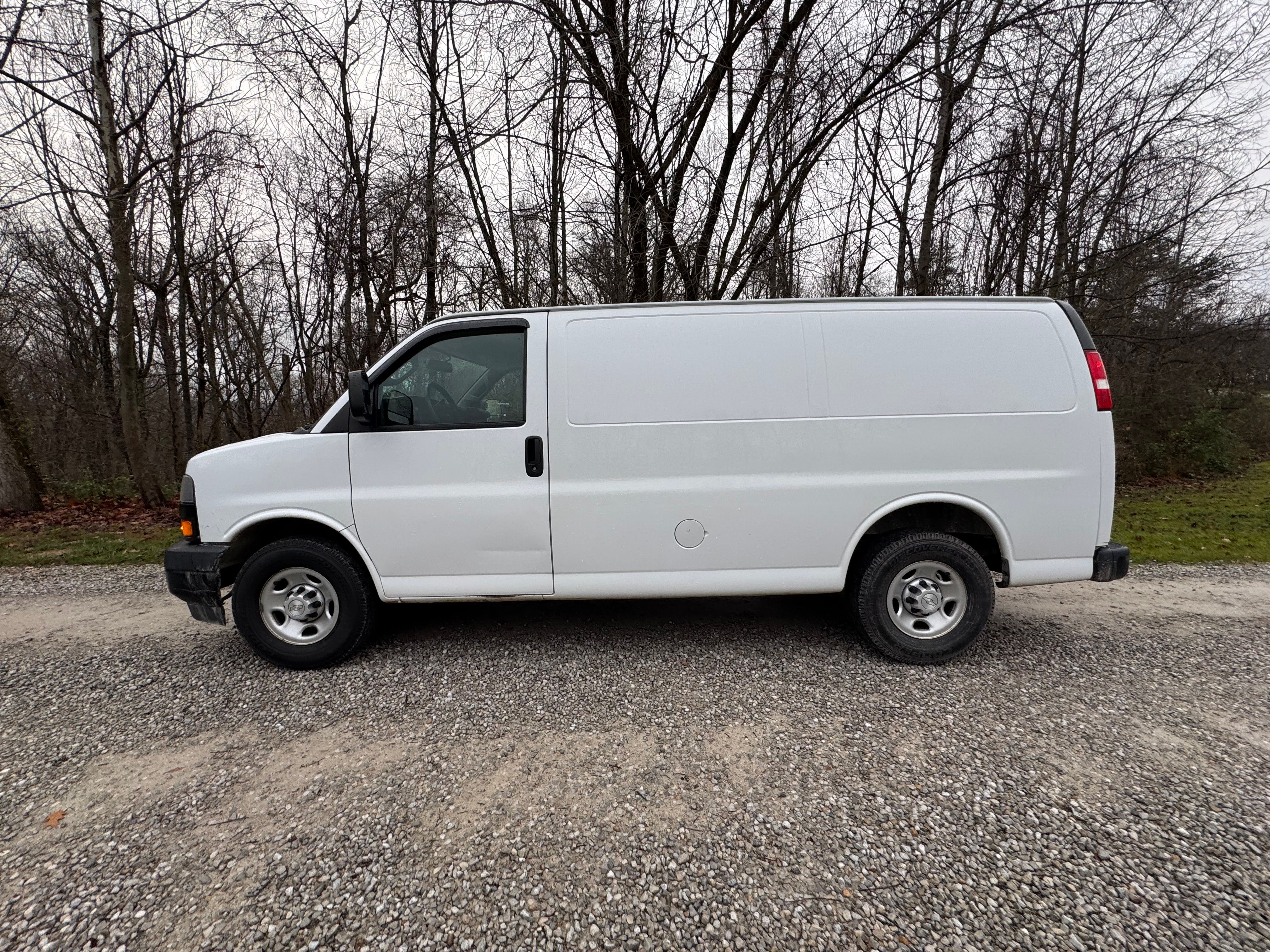 Used 2018 Chevrolet Express 2500 w/ Driver Convenience Package RWD image 5