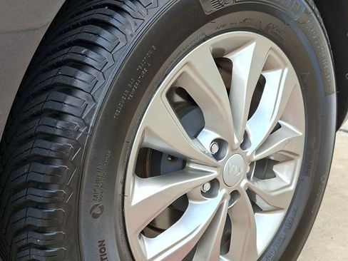 Used 2019 Kia Sedona LX image 6