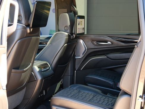 Used 2023 Cadillac Escalade ESV V w/ LPO, ONYX Package AWD/4WD image 18