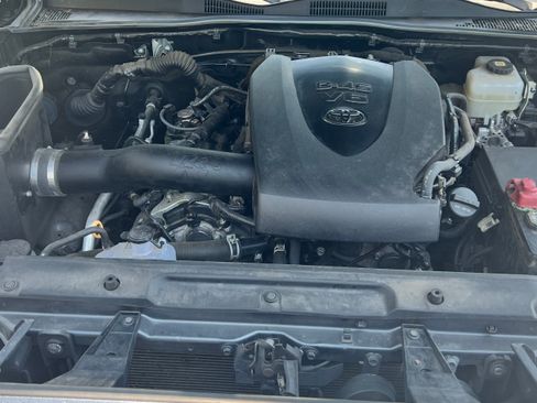 Used 2022 Toyota Tacoma TRD Off-Road AWD/4WD image 17