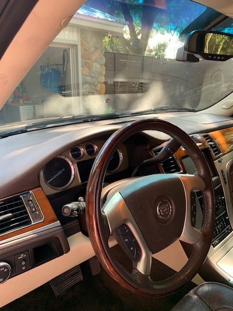 Used 2012 Cadillac Escalade Platinum AWD/4WD image 25