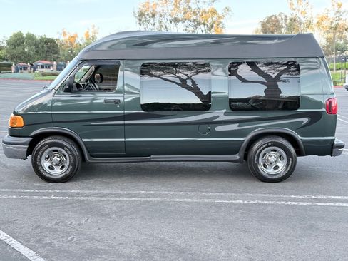 Used 2002 Dodge B1500 image 1