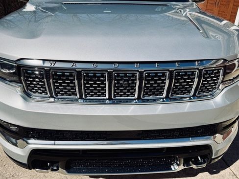 Used 2022 Jeep Grand Wagoneer Series III w/ HD Trailer Tow Package image 4