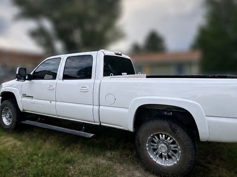 Used 2005 GMC Sierra 2500 SLT w/ Heavy-Duty Power Package AWD/4WD image 1