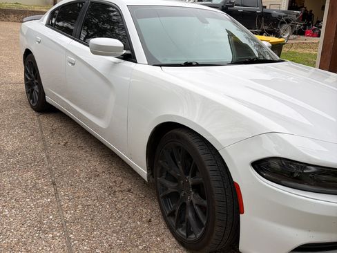 Used 2019 Dodge Charger SXT w/ Leather Interior Group image 4