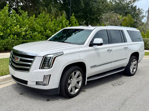 Used 2018 Cadillac Escalade ESV Luxury RWD image 1
