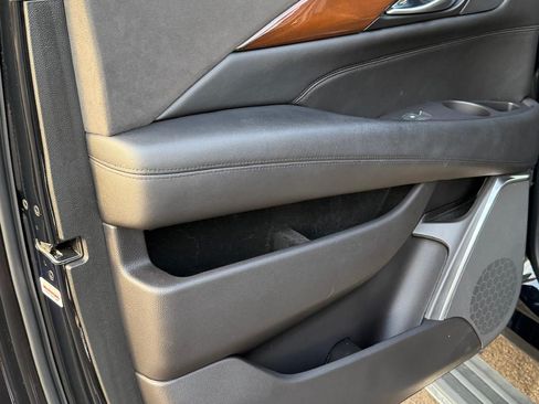 Used 2019 Cadillac Escalade ESV Premium Luxury image 17