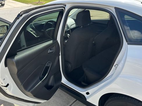 Used 2018 Ford Focus SE w/ SE Appearance Package image 11