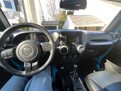 Used 2018 Jeep Wrangler Unlimited Rubicon w/ Connectivity Group image 15