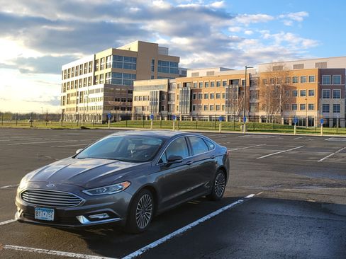 Used 2017 Ford Fusion SE w/ Equipment Group 202A image 4