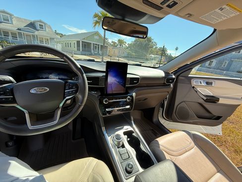 Used 2022 Ford Explorer Platinum w/ Technology Package image 8