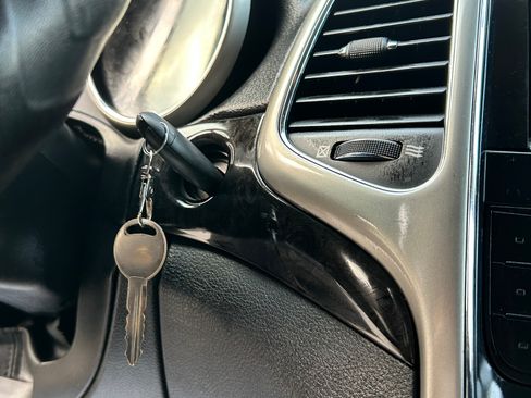 Used 2012 Jeep Grand Cherokee Laredo w/ Laredo E Group image 11