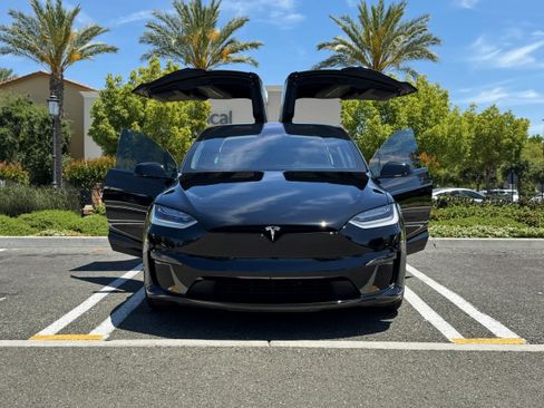 Used 2023 Tesla Model X Plaid image 1