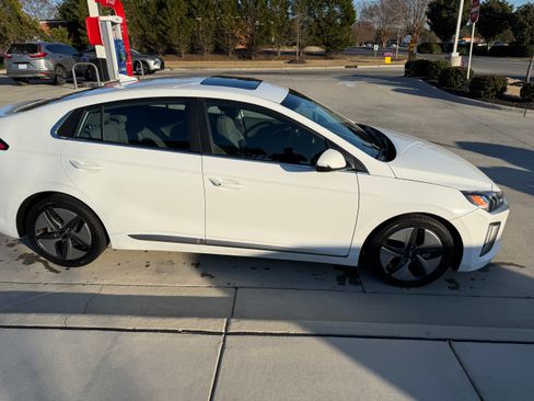 Used 2022 Hyundai Ioniq SEL image 5