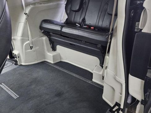 Used 2018 Chrysler Pacifica Touring-L image 13