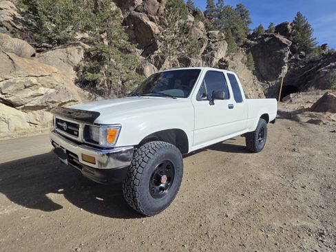 Used 1993 Toyota Pickup Deluxe image 1