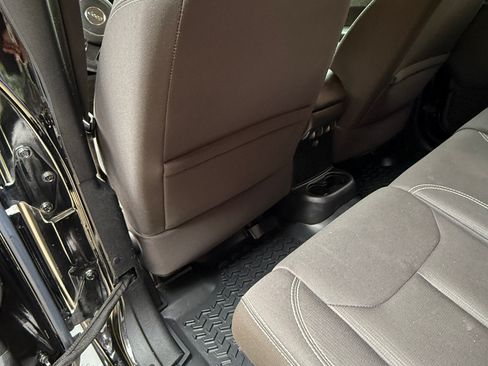 Used 2016 Jeep Wrangler Unlimited Sahara w/ Connectivity Group image 18