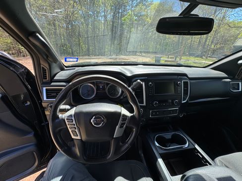 Used 2019 Nissan Titan SV w/ SV Convenience Package image 6