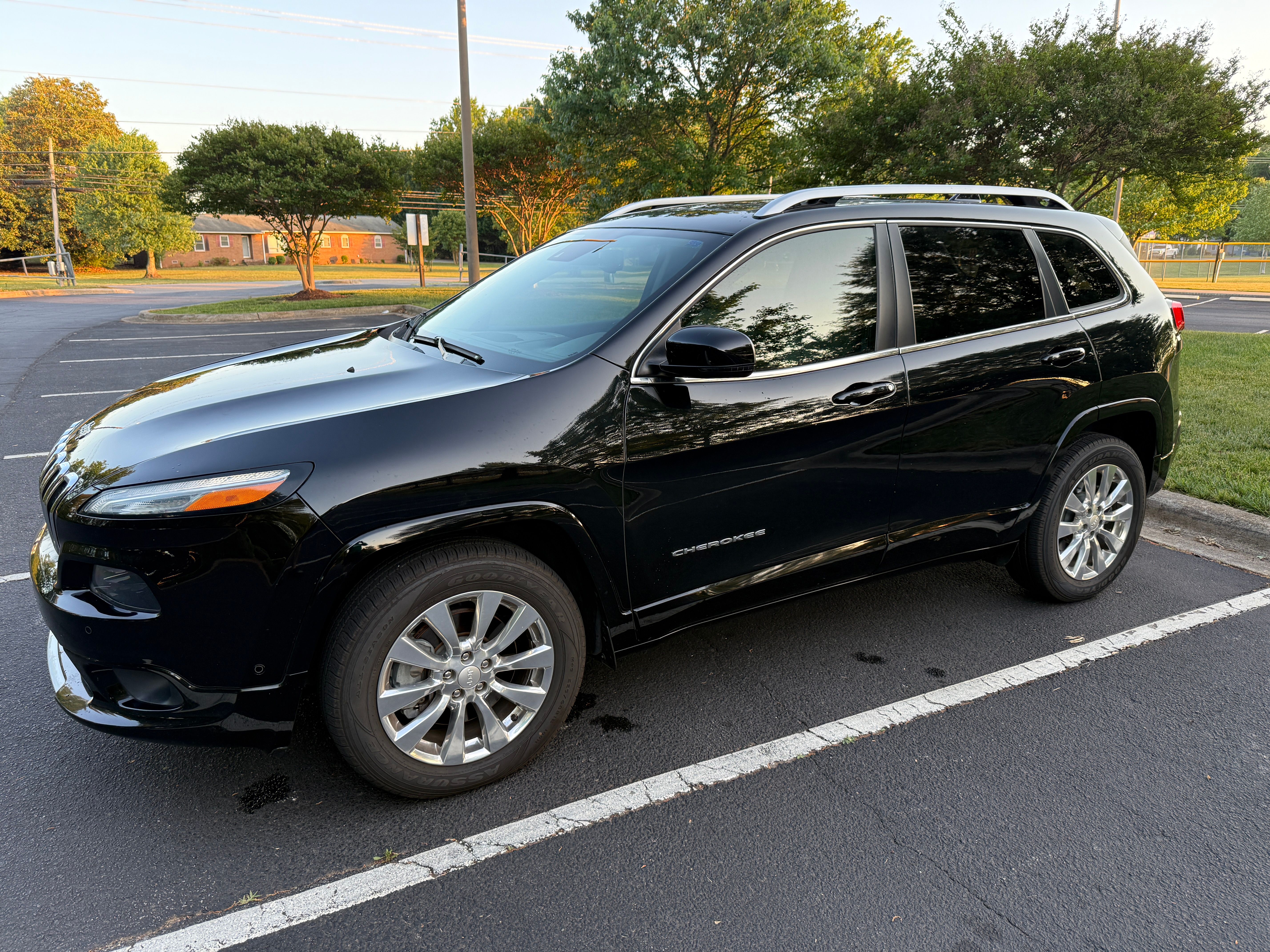 Used 2018 Jeep Cherokee Overland w/ Technology Group AWD/4WD image 2