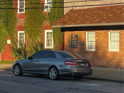 Used 2011 Mercedes-Benz E 550 4MATIC Sedan image 2