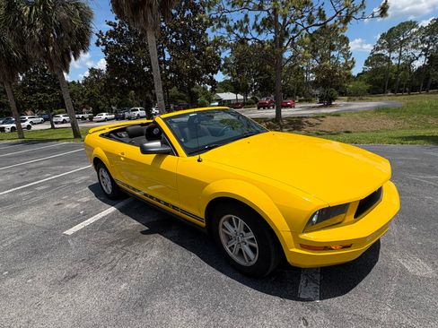 Used 2006 Ford Mustang Convertible RWD image 6