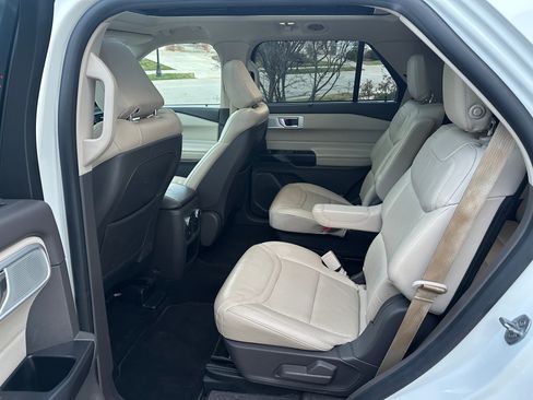 Used 2020 Ford Explorer Platinum w/ Premium Technology Package image 14