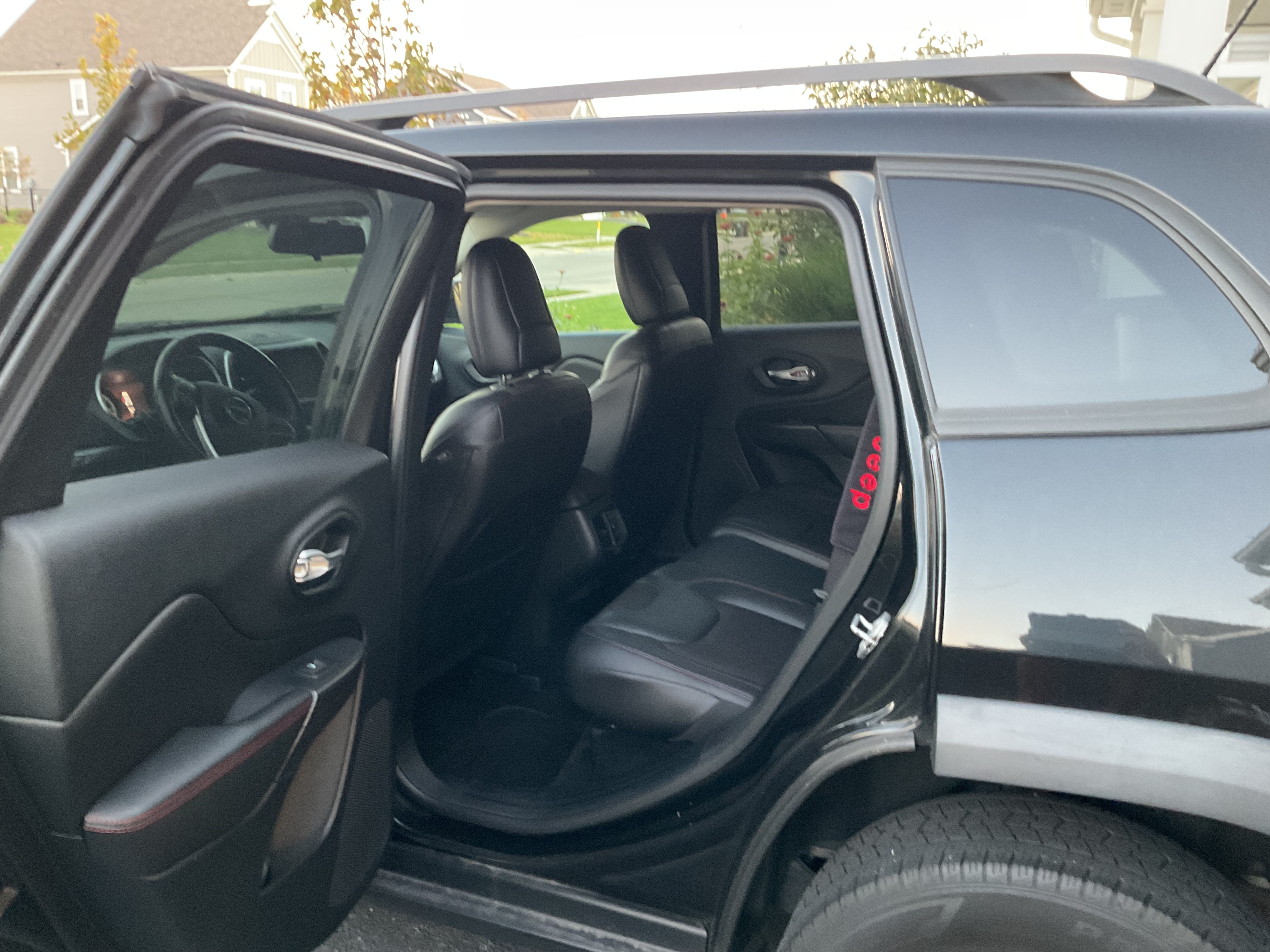 Used 2015 Jeep Cherokee Trailhawk w/ Cold Weather Group AWD/4WD image 5