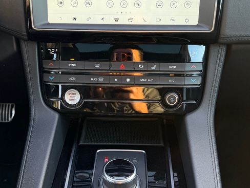 Used 2019 Jaguar F-PACE Prestige image 9