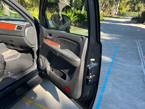 Used 2009 Chevrolet Suburban 2500 LT AWD/4WD image 23