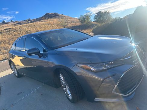 Used 2019 Toyota Avalon Limited image 2