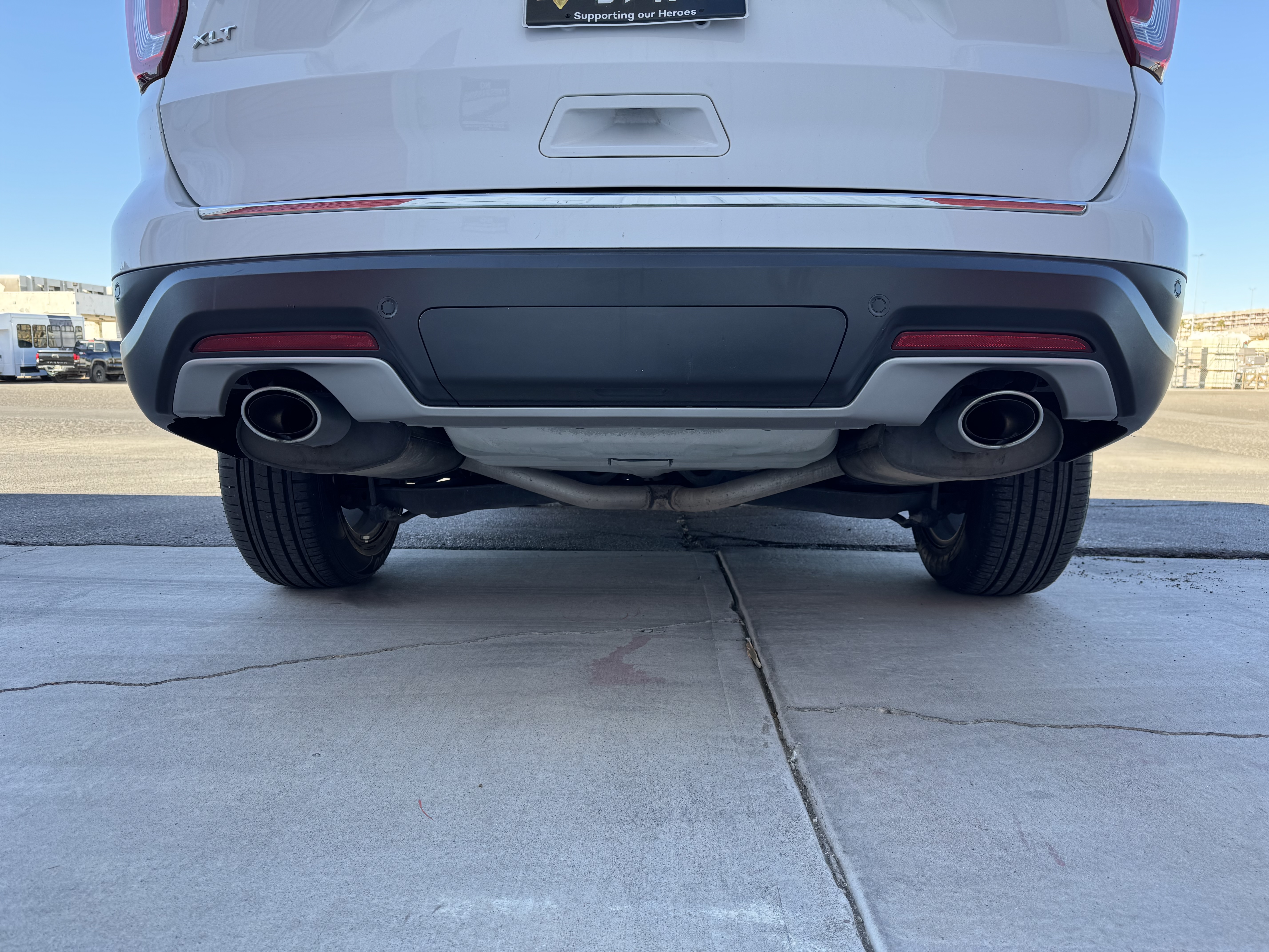 Used 2018 Ford Explorer XLT w/ Equipment Group 202A FWD image 17