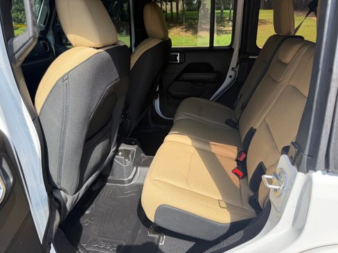 Used 2021 Jeep Wrangler Unlimited Sahara AWD/4WD image 10