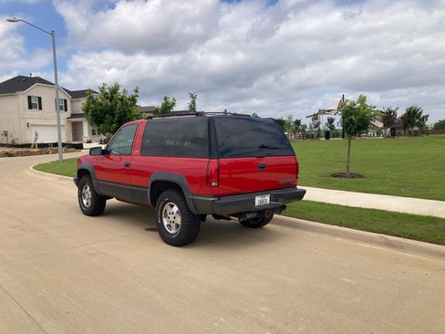 Used 1998 Chevrolet Tahoe 4WD 2-Door w/ Preferred Equipment Group 2 image 2
