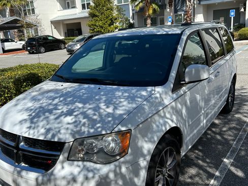 Used 2017 Dodge Grand Caravan SXT FWD image 1