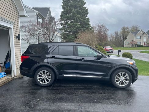 Used 2020 Ford Explorer XLT w/ Equipment Group 202A AWD/4WD image 2