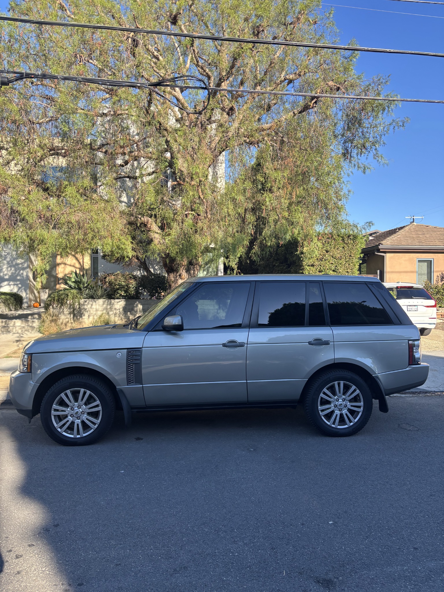 Used 2011 Land Rover Range Rover HSE AWD/4WD image 4