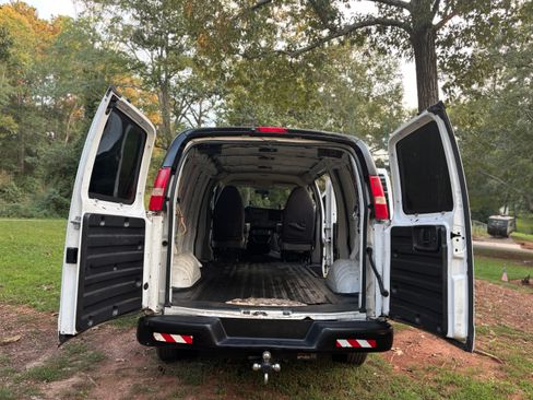 Used 2015 Chevrolet Express 2500 image 2