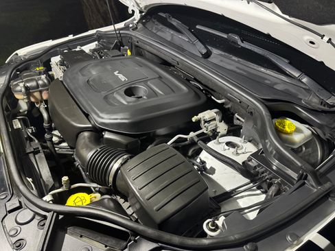 Used 2018 Jeep Grand Cherokee Laredo image 12