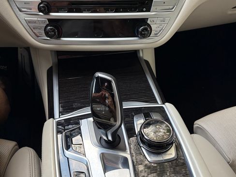 Used 2017 BMW 750i RWD image 23