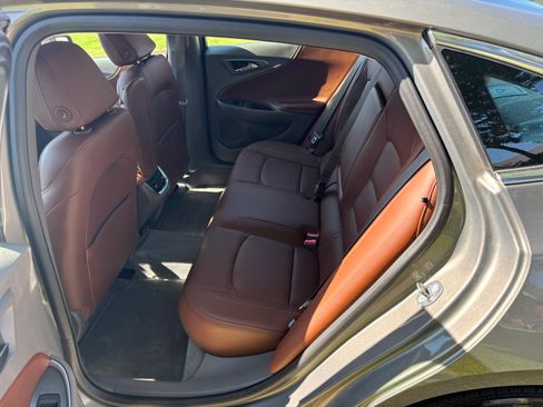 Used 2017 Chevrolet Malibu LT w/ Leather Package FWD image 9