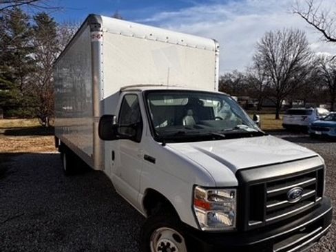 Used 2019 Ford E-450 and Econoline 450 Super Duty w/ Power Windows & Locks Group image 13