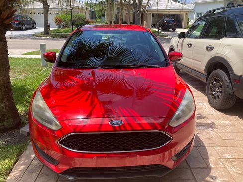 Used 2015 Ford Focus SE FWD image 2