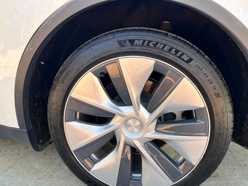 Used 2020 Tesla Model Y Long Range image 5