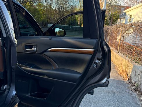 Used 2019 Toyota Highlander Limited AWD/4WD image 15