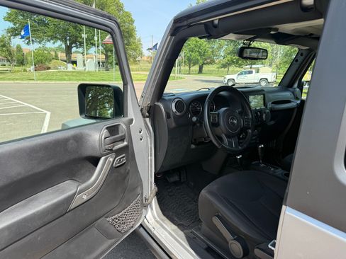 Used 2016 Jeep Wrangler Sport AWD/4WD image 9