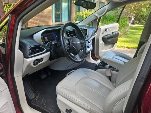 Used 2018 Chrysler Pacifica Touring-L image 4