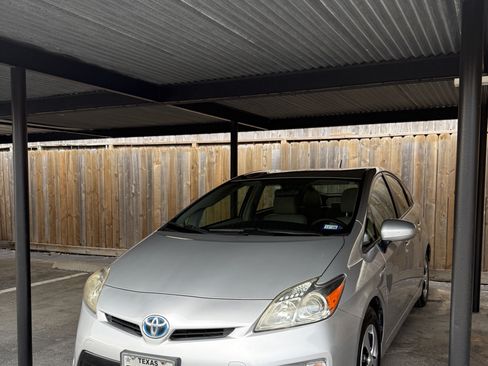 Used 2015 Toyota Prius Two FWD image 1