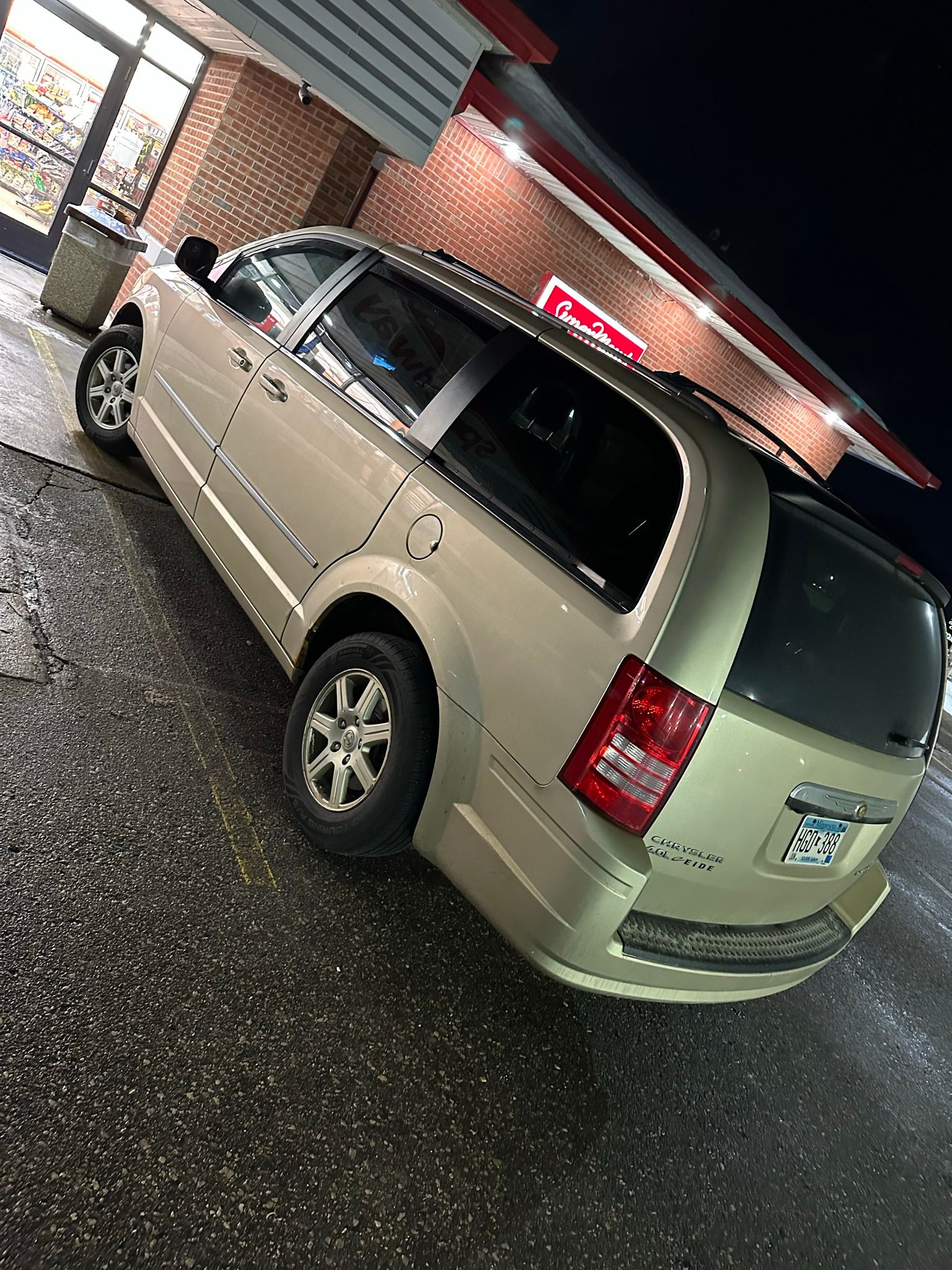 Used 2010 Chrysler Town & Country Touring Plus FWD image 5