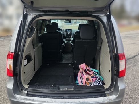 Used 2015 Chrysler Town & Country Touring w/ Driver Convenience Group image 10