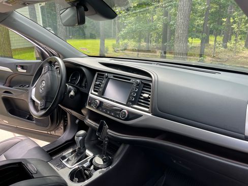Used 2019 Toyota Highlander XLE image 16